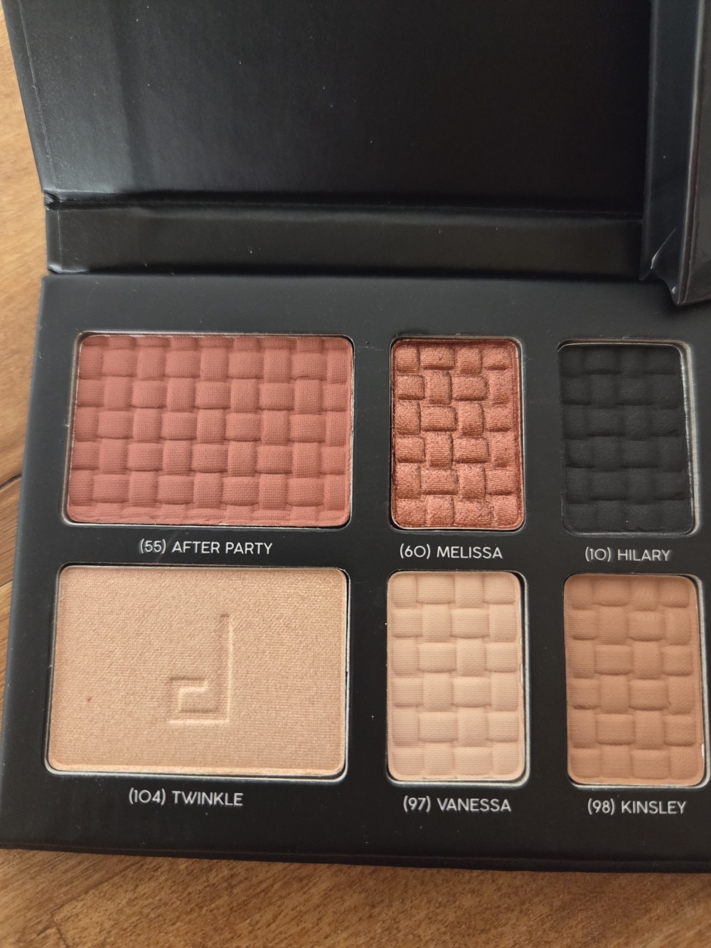 Doucce On The Go Palette - 4 Eyeshadows; 1 Highlighter; 1 Blush - SEALED Package - Picture 2 of 4